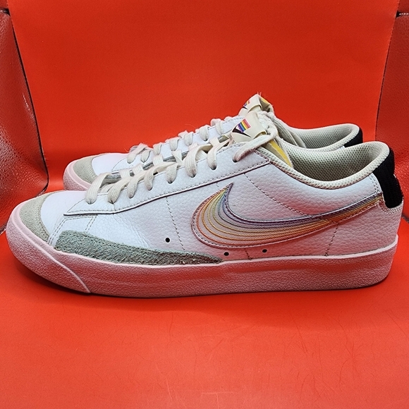 Nike Blazer Low '77 Men's 10.5 Sneakers White Pink Shoes DD3034-100 LGTBQ+ - Picture 3 of 11